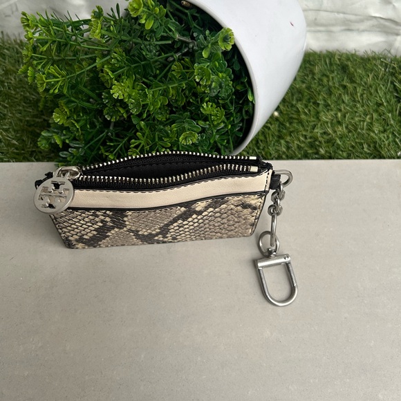 Tory Burch
Studded silver S Keychain  Black /a contrasting snake finish .NEW - Picture 10 of 14